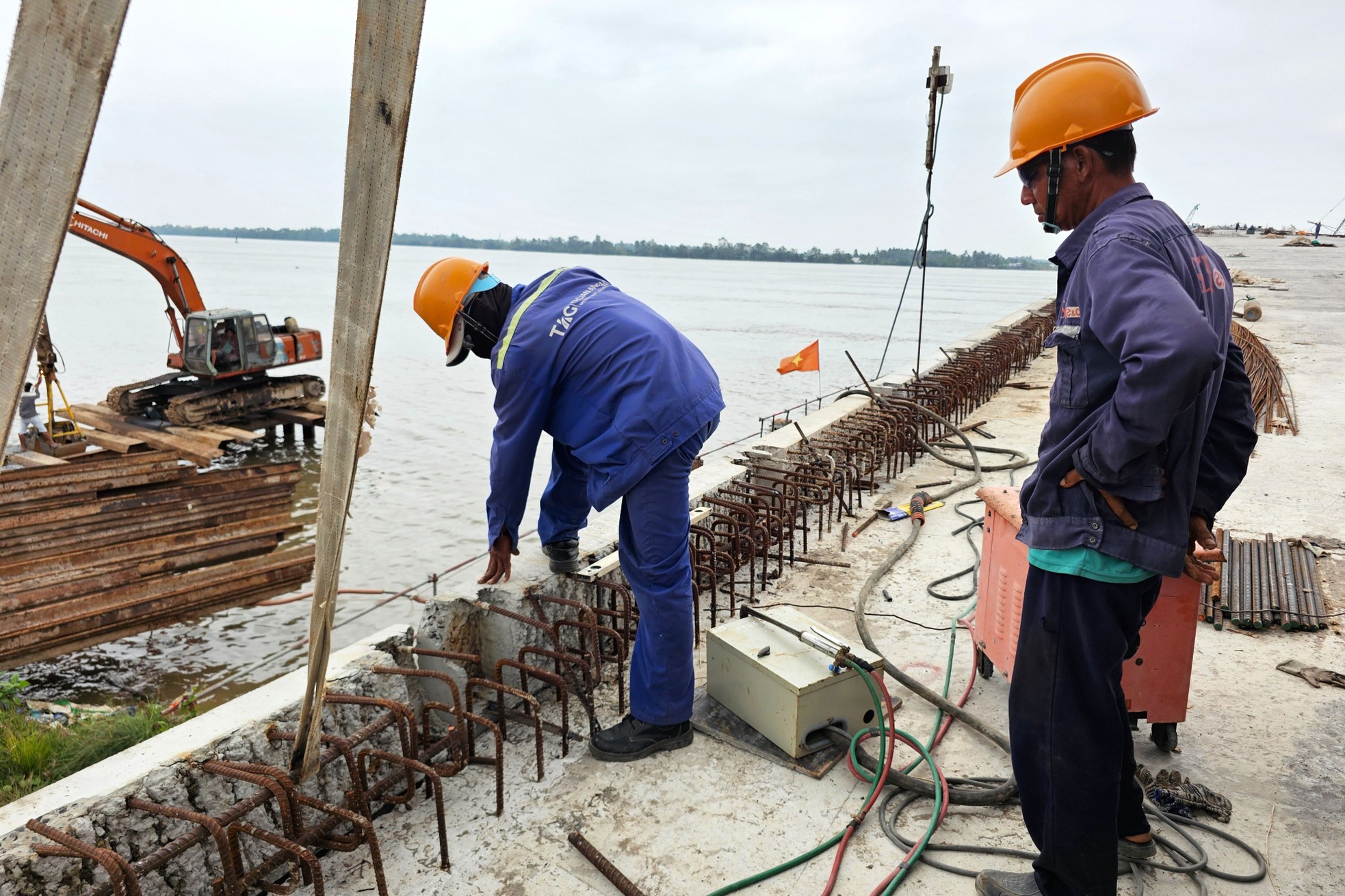 Dự án xây cầu Đại Ngãi 2 bứt tốc, sẵn sàng thông xe dịp 30/4 ảnh 4