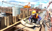 Hàng trăm công nhân thi công cầu Đại Ngãi 2 xuyên lễ giữa nắng nóng