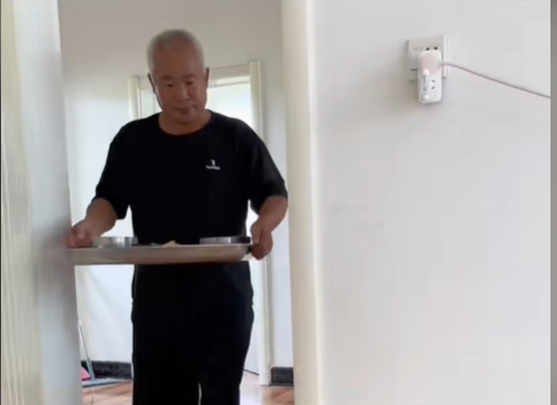 Phóng to hết mức cảnh bố chồng nửa đêm vào phòng con dâu, người chồng lập tức gọi điện về nhà rồi bật khóc- Ảnh 4. Phóng to hết mức cảnh bố chồng nửa đêm vào phòng con dâu, người chồng lập tức gọi điện về nhà rồi bật khóc- Ảnh 4.