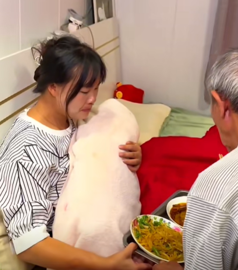 Phóng to hết mức cảnh bố chồng nửa đêm vào phòng con dâu, người chồng lập tức gọi điện về nhà rồi bật khóc- Ảnh 5. Phóng to hết mức cảnh bố chồng nửa đêm vào phòng con dâu, người chồng lập tức gọi điện về nhà rồi bật khóc- Ảnh 5.