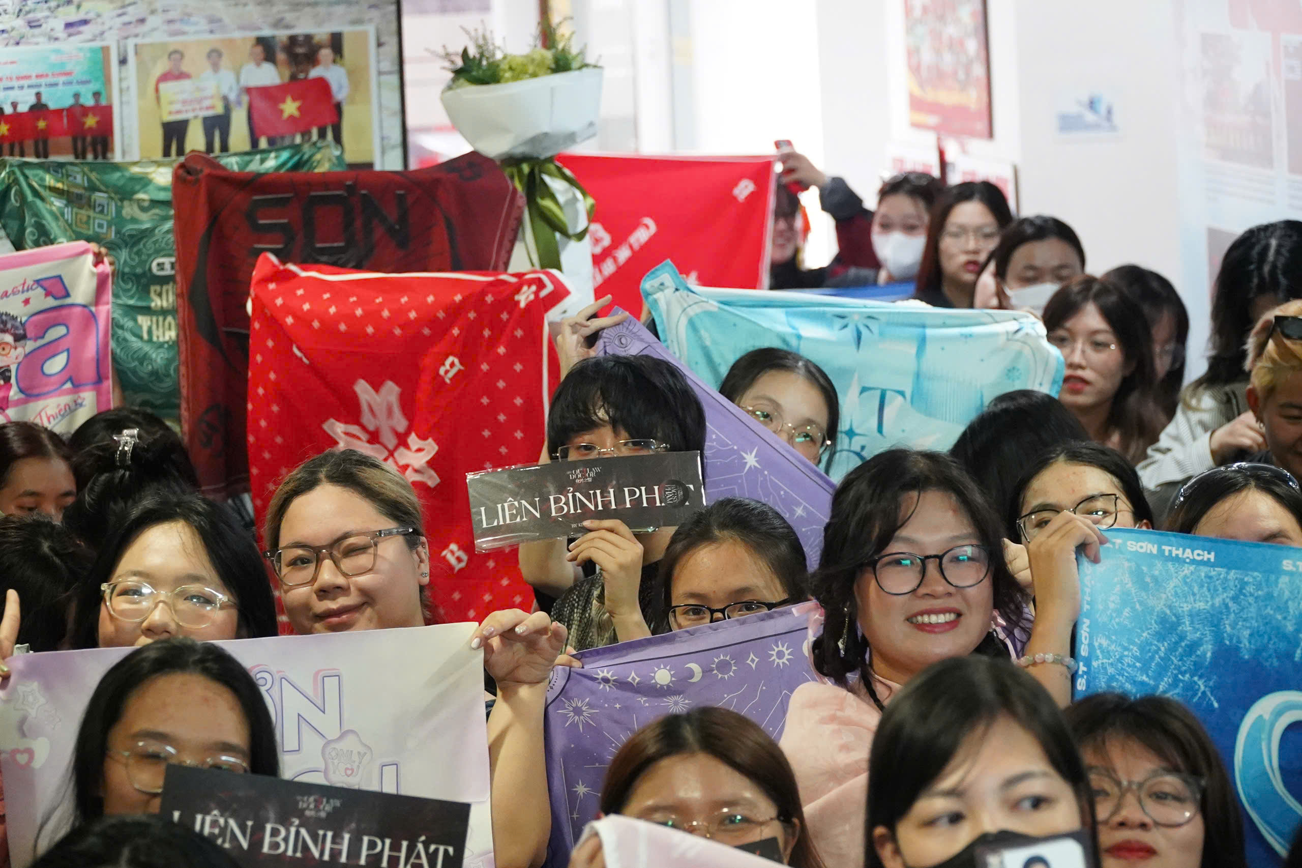 Đông nghịt fan đến tham dự Talkshow “Nhạc Việt vươn tầm thế giới”- Ảnh 4. Đông nghịt fan đến tham dự Talkshow “Nhạc Việt vươn tầm thế giới”- Ảnh 4.