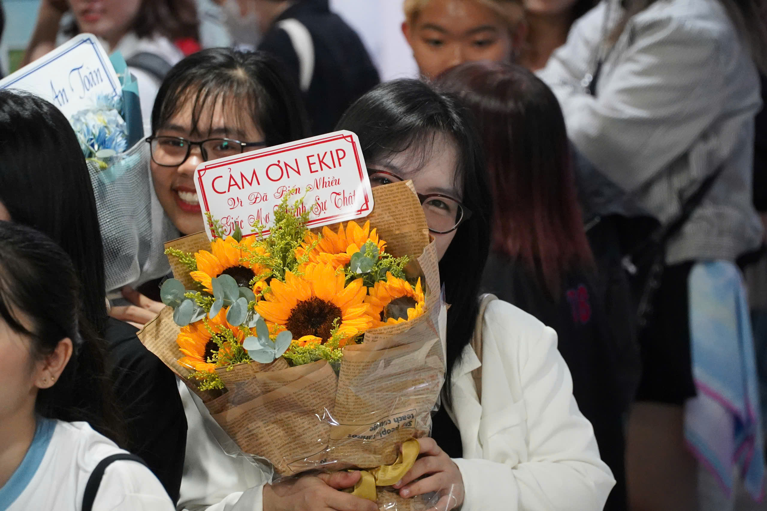 Đông nghịt fan đến tham dự Talkshow “Nhạc Việt vươn tầm thế giới”- Ảnh 5. Đông nghịt fan đến tham dự Talkshow “Nhạc Việt vươn tầm thế giới”- Ảnh 5.