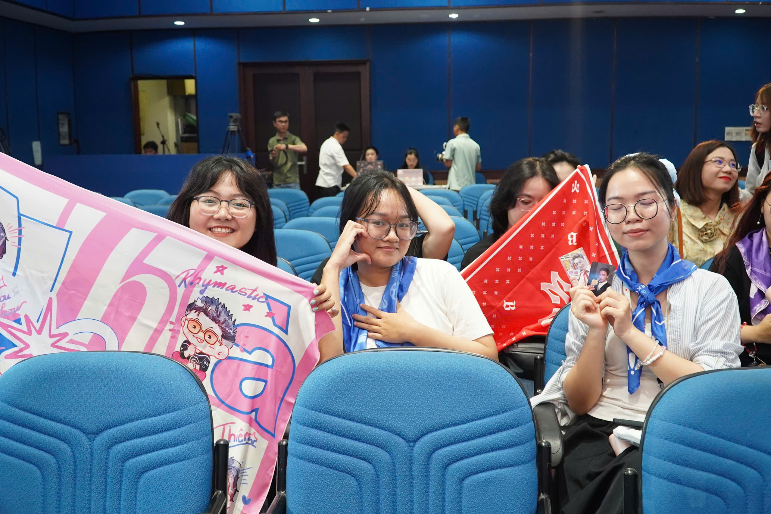 Đông nghịt fan đến tham dự Talkshow “Nhạc Việt vươn tầm thế giới”- Ảnh 6. Đông nghịt fan đến tham dự Talkshow “Nhạc Việt vươn tầm thế giới”- Ảnh 6.