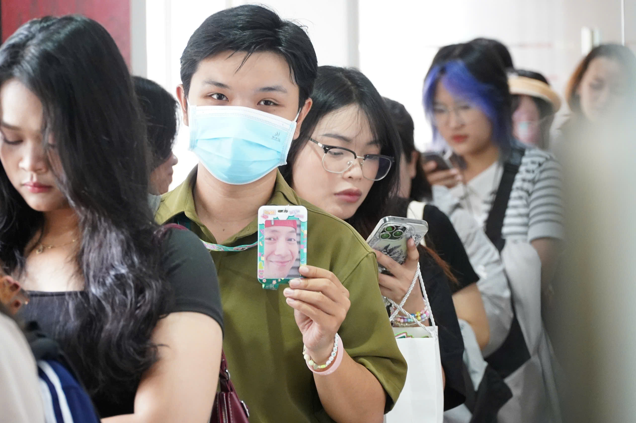 Đông nghịt fan đến tham dự Talkshow “Nhạc Việt vươn tầm thế giới”- Ảnh 7. Đông nghịt fan đến tham dự Talkshow “Nhạc Việt vươn tầm thế giới”- Ảnh 7.