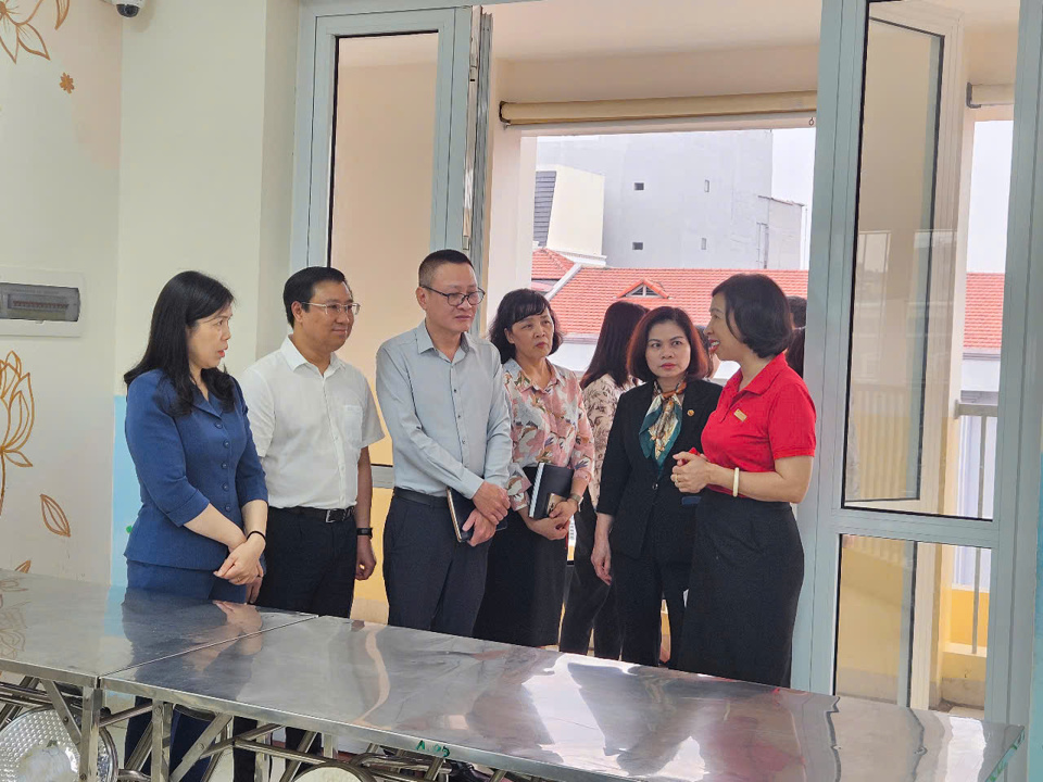 Đoàn khảo sát cơ sở vật chất tại Trường Tiểu học Tràng An