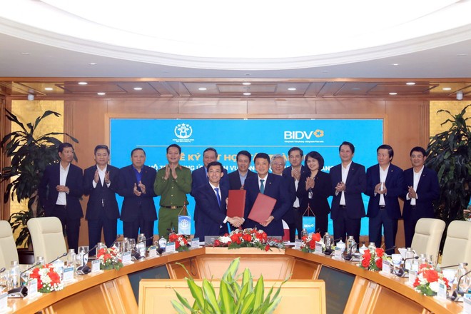 Lãnh đạo, đại biểu chứng kiến việc ký kết giữa Trung tâm PVHCC và Ngân hàng BIDV.