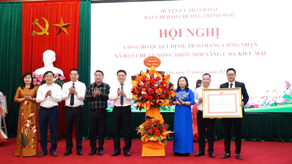 Lãnh đạo huyện Thanh Oai trao bằng công nhận xã đạt chuẩn NTM kiểu mẫu cho Nhân dân và cán bộ xã Tam Hưng.