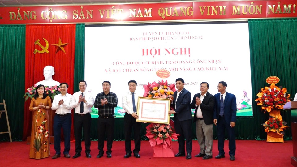 Lãnh đạo huyện Thanh Oai trao bằng công nhận xã đạt chuẩn NTM nâng cao cho Nhân dân và cán bộ xã Bình Minh.