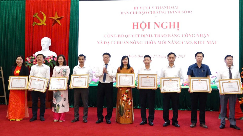 Bí thư Huyện ủy Thanh Oai Bùi Hoàng Phan trao thưởng cho các tập thể.