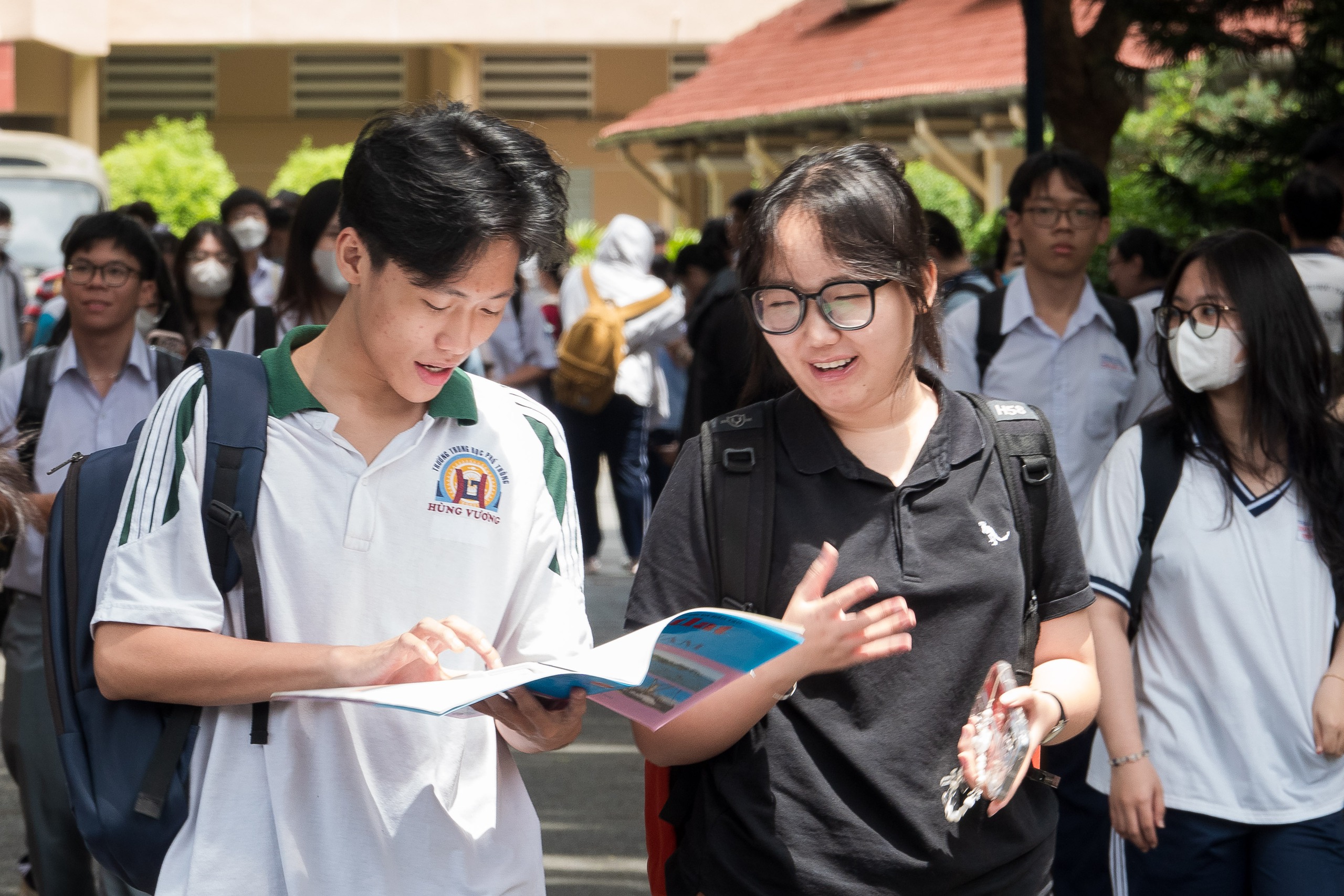 Vượt trăm cây số, thức khuya ôn thi tranh suất vào ĐH - Ảnh 1.