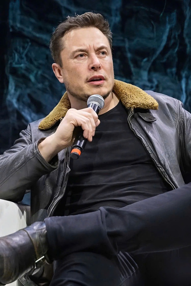 Elon Musk giàu nhất thế giới nhưng chỉ mặc áo phông 20 USD đi dự sự kiện - 4 Elon Musk giàu nhất thế giới nhưng chỉ mặc áo phông 20 USD đi dự sự kiện - 4