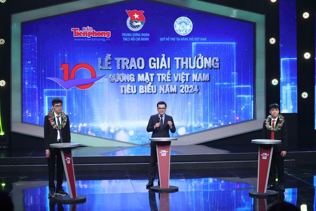 Các thế hệ Gương mặt trẻ Việt Nam tiêu biểu giao lưu.