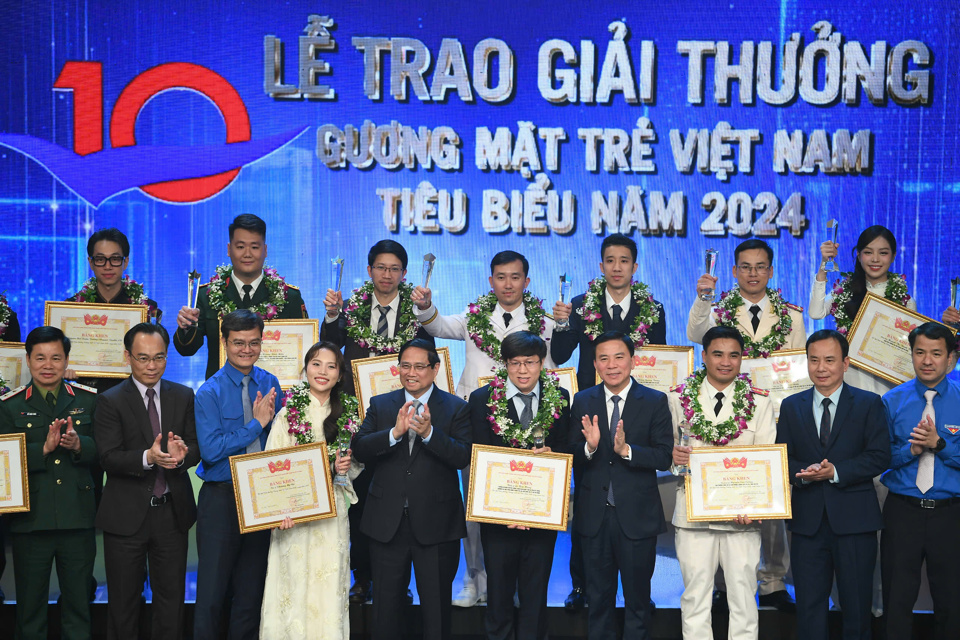 Thủ tướng Chính phủ Phạm Minh Chính cùng đại diện ban, bộ, ngành, Đoàn TNCS Hồ  Chí Minh trao Giải thưởng Gương mặt trẻ Việt Nam tiêu biểu và triển vọng 2024.