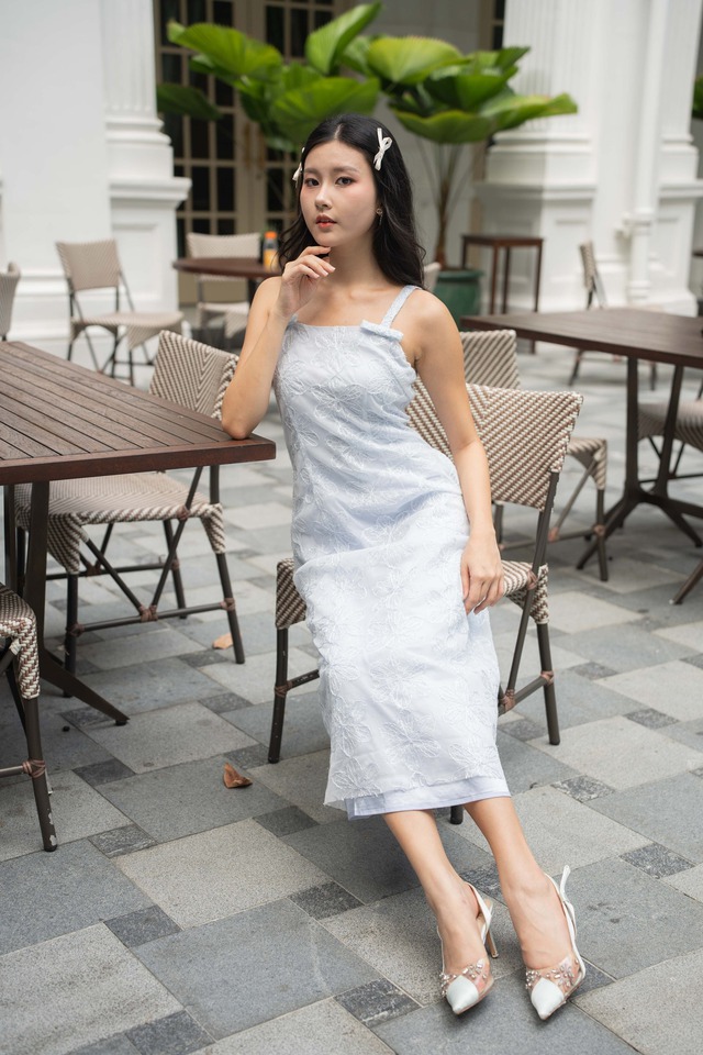 ‘Hô biến’ phong cách quyến rũ với váy hai dây- Ảnh 5. ‘Hô biến’ phong cách quyến rũ với váy hai dây- Ảnh 5.