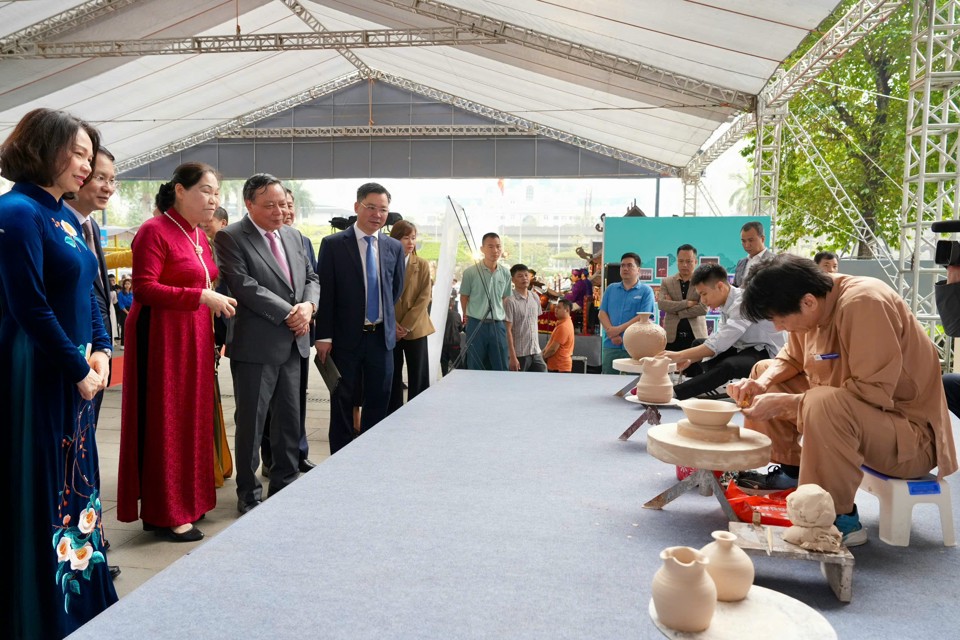 Đại biểu lãnh đạo thành phố giao lưu cùng các nghệ nhân Bát Tràng trình diễn tại không gian văn hóa. Ảnh: Duy Khánh.