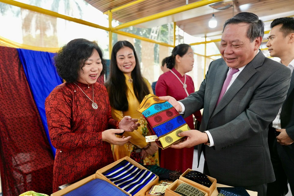 Phó Bí thư Thường trực Thành ủy Hà Nội Nguyễn Văn Phong tham quan gian hàng lụa Hà Đông. Ảnh: Duy Khánh.