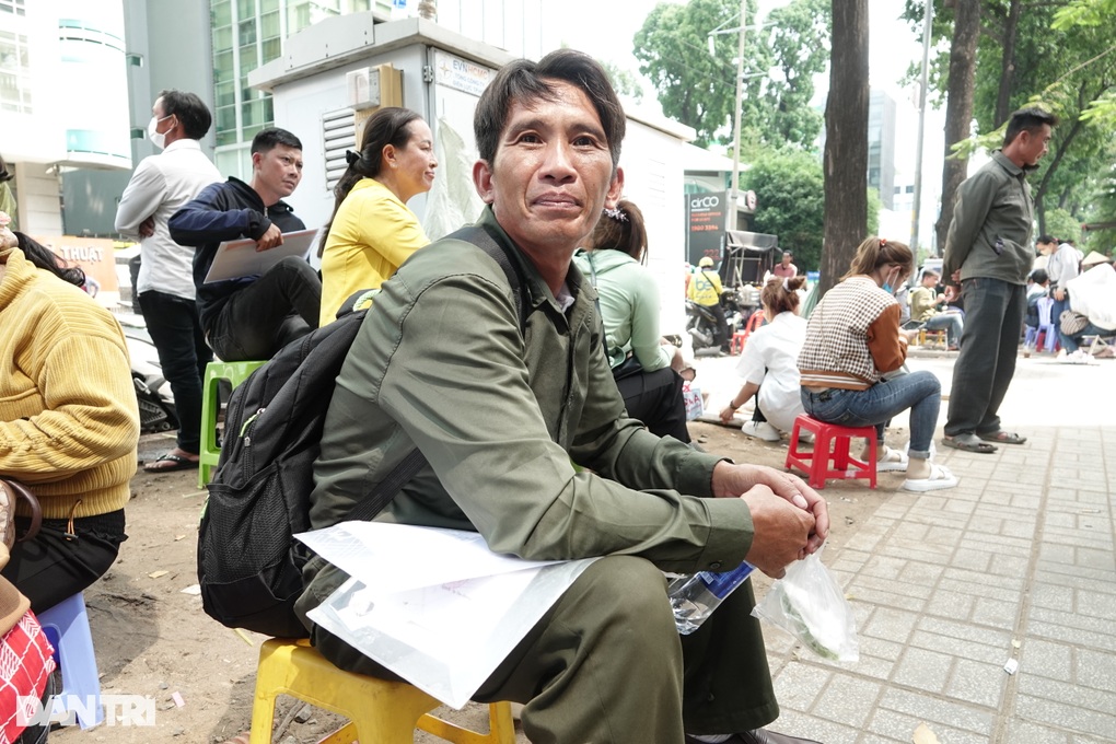 Lao động Việt đi 250km, thức trắng đêm chờ xin visa đi Hàn Quốc làm nông - 3 Lao động Việt đi 250km, thức trắng đêm chờ xin visa đi Hàn Quốc làm nông - 3