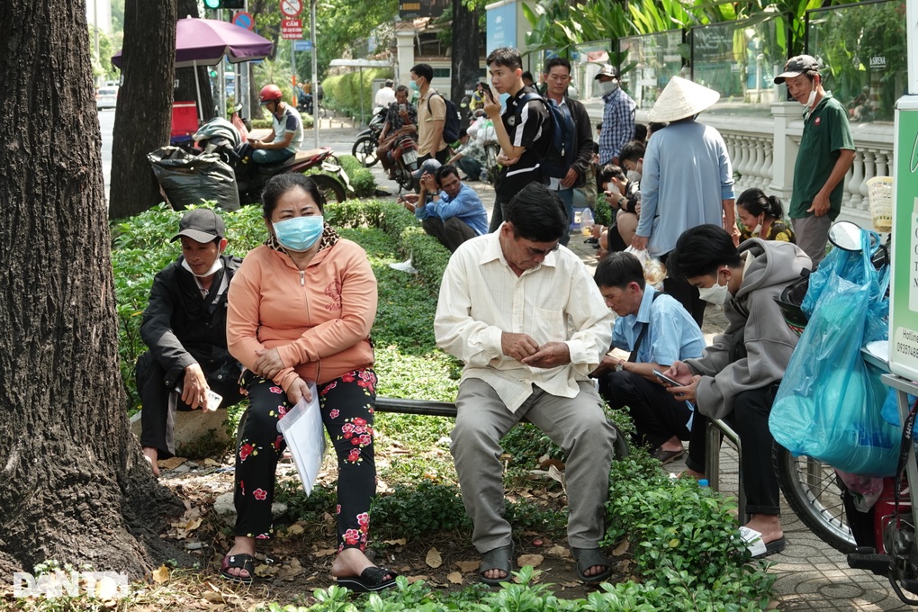 Lao động Việt đi 250km, thức trắng đêm chờ xin visa đi Hàn Quốc làm nông - 5 Lao động Việt đi 250km, thức trắng đêm chờ xin visa đi Hàn Quốc làm nông - 5