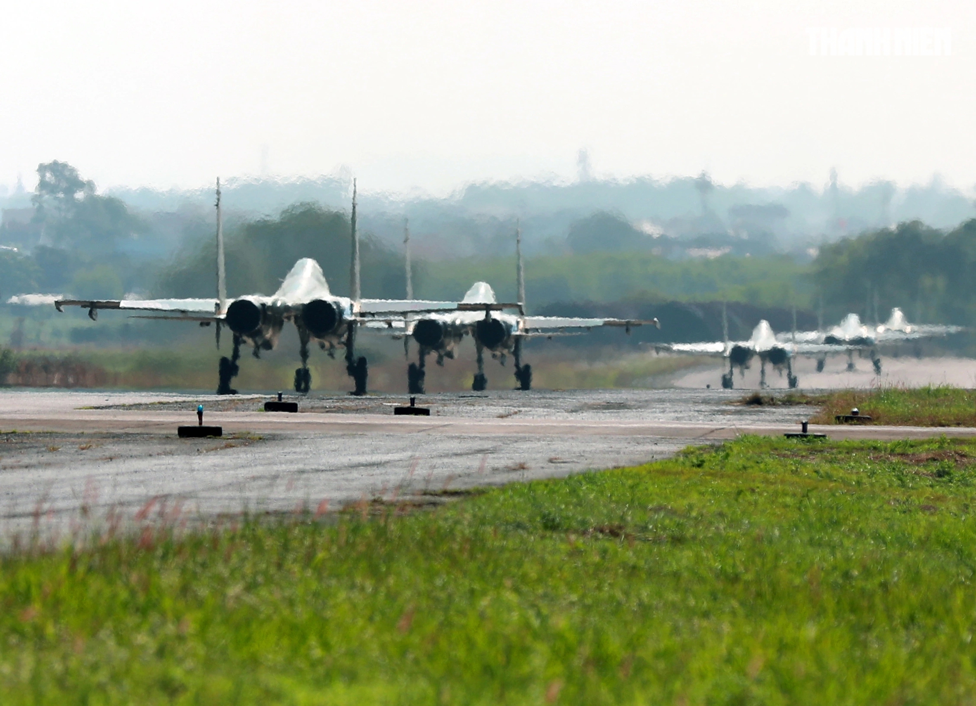 Diễn tập máy bay tiêm kích-Su30MK2 ấn tượng ở TP.HCM - Ảnh 2. Diễn tập máy bay tiêm kích-Su30MK2 ấn tượng ở TP.HCM - Ảnh 2.
