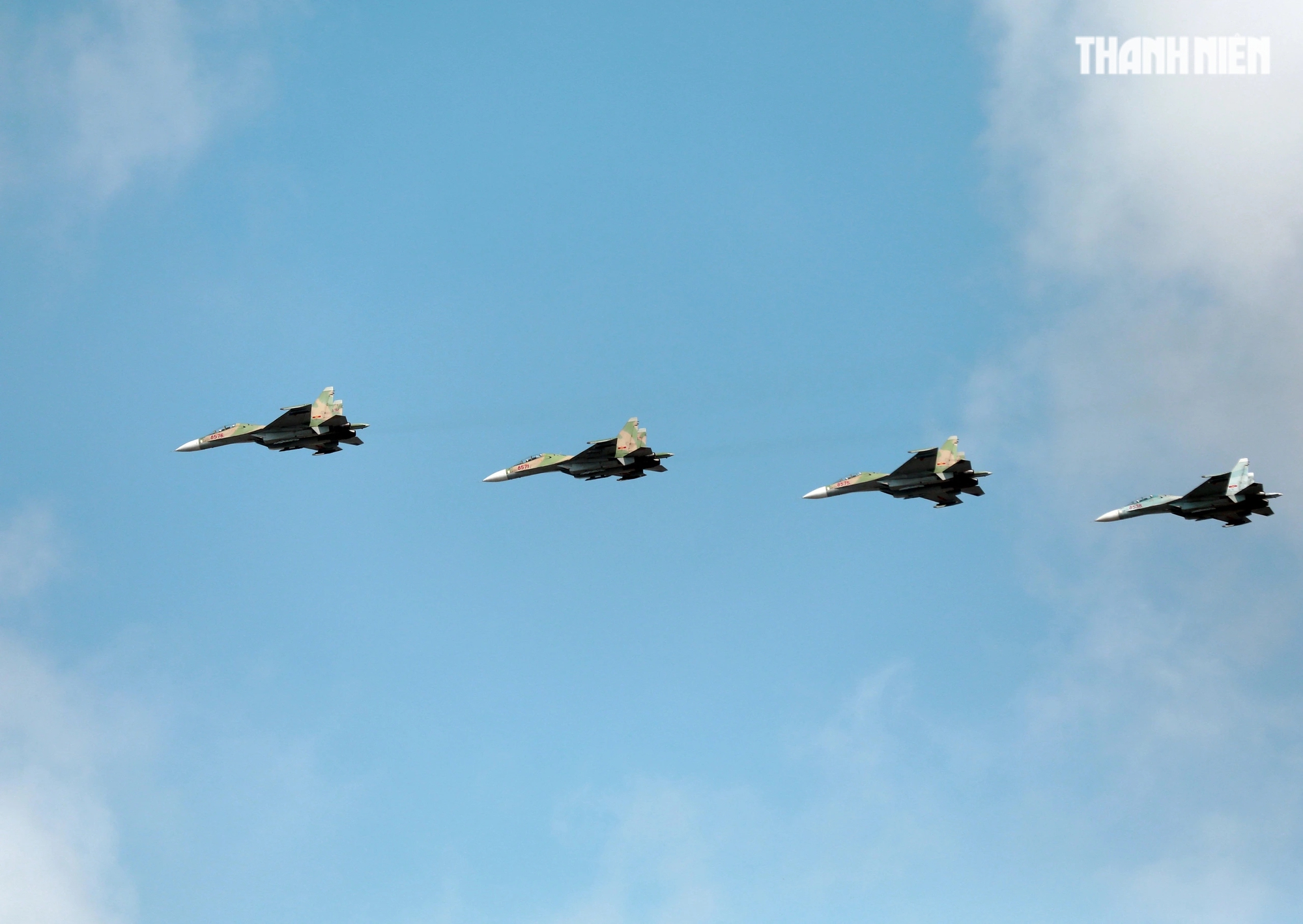Diễn tập máy bay tiêm kích-Su30MK2 ấn tượng ở TP.HCM - Ảnh 7. Diễn tập máy bay tiêm kích-Su30MK2 ấn tượng ở TP.HCM - Ảnh 7.