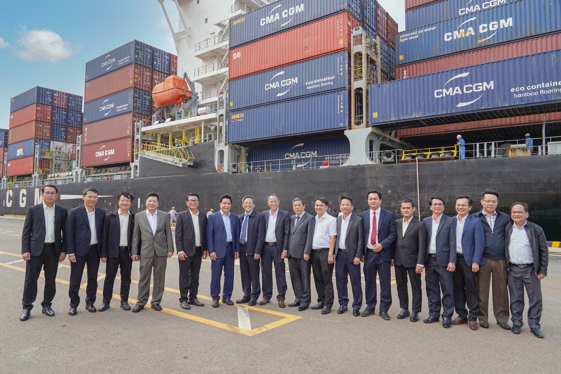 Các đại biểu chụp hình lưu niệm tại bến 5 vạn tấn 4
