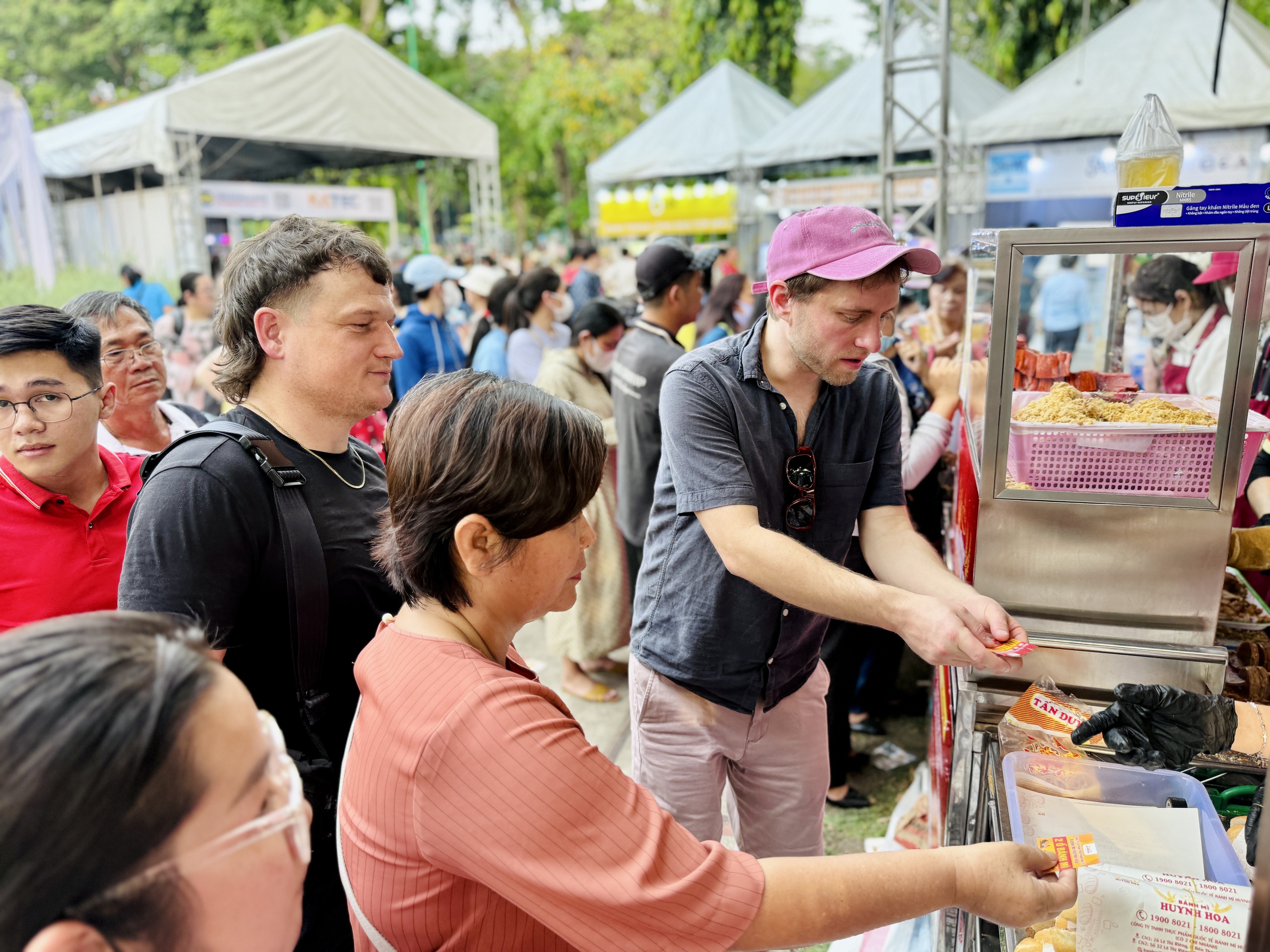 Vì sao người dân chen chân đội nắng ở lễ hội bánh mì? - Ảnh 2.