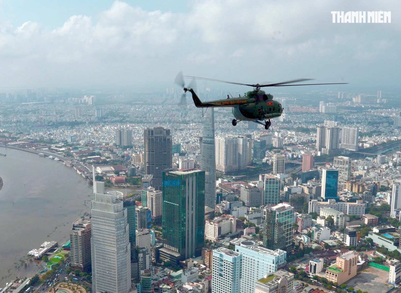 Máy bay trực thăng diễn tập trên Dinh Độc Lập và bầu trời TP.HCM- Ảnh 7. Máy bay trực thăng diễn tập trên Dinh Độc Lập và bầu trời TP.HCM- Ảnh 7.