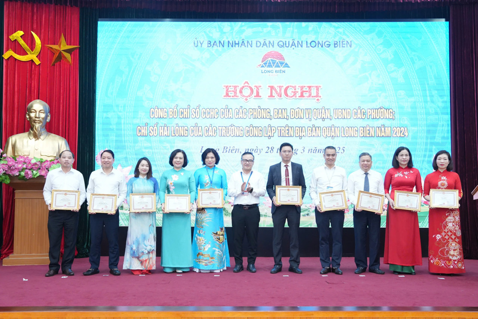 Trưởng ban Tổ chức Quận ủy Long BiênVũ Xuân Trường trao Giấy khen cho các tập thể đạt kết quả cao trong thực hiện Bộ chỉ số cải cách hành chính năm 2024