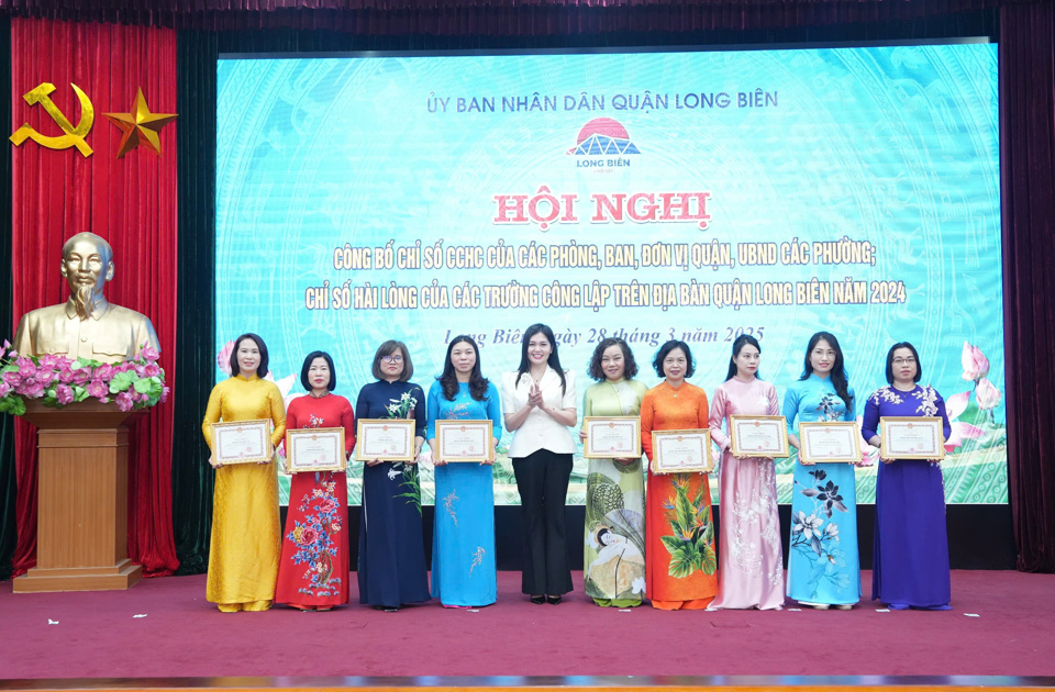 Lãnh đạo quận Long Biên trao Giấy khen tặng các nhà trường có thành tích cao trong thực hiện Chỉ số hài lòng năm học 2023-2024