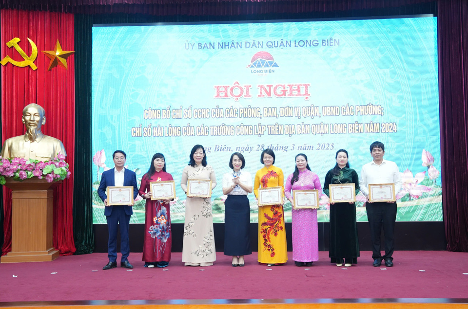 Lãnh đạo quận Long Biên trao Giấy khen tặng các tập thể có thành tích vượt bậc trong thực hiện sự hài lòng của người dân, tổ chức đối với sự phục vụ của nhà trường