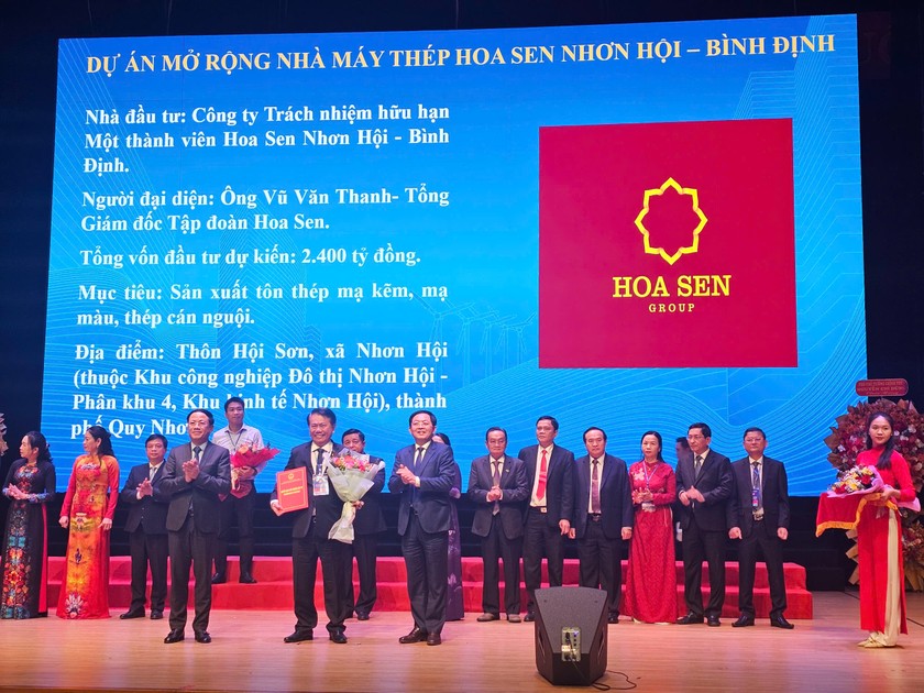 Lãnh đạo tỉnh Bình Định trao quyết định chủ trương đầu tư dự án Mở rộng nhà máy Hoa Sen Nhơn Hội - Bình Định, tại Khu kinh tế (KKT) Nhơn Hội, vốn đầu tư 2.400 tỷ đồng.
