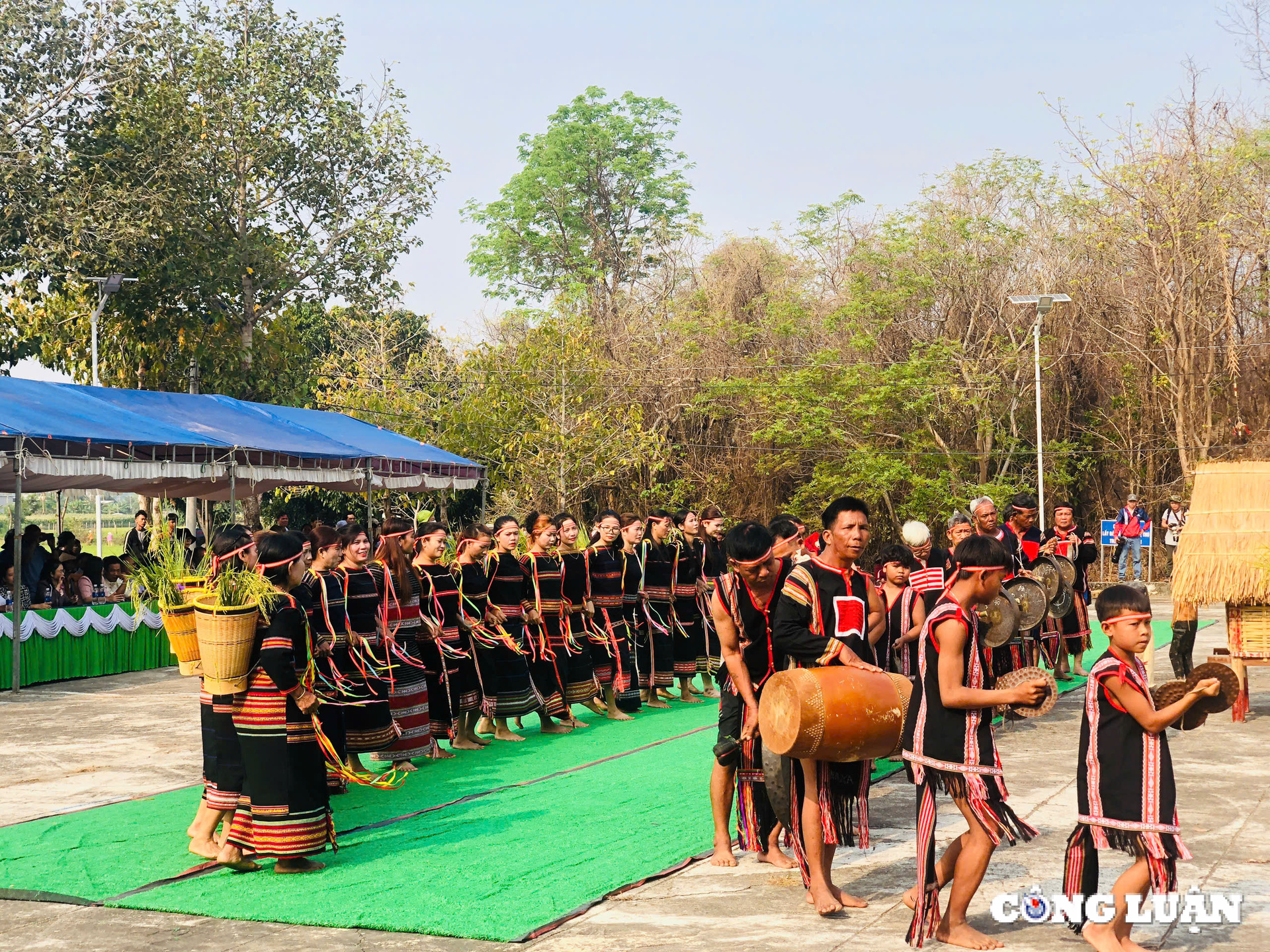 gia lai doc dao le cung cau mua tren dinh nui than chu tao yang hinh 10