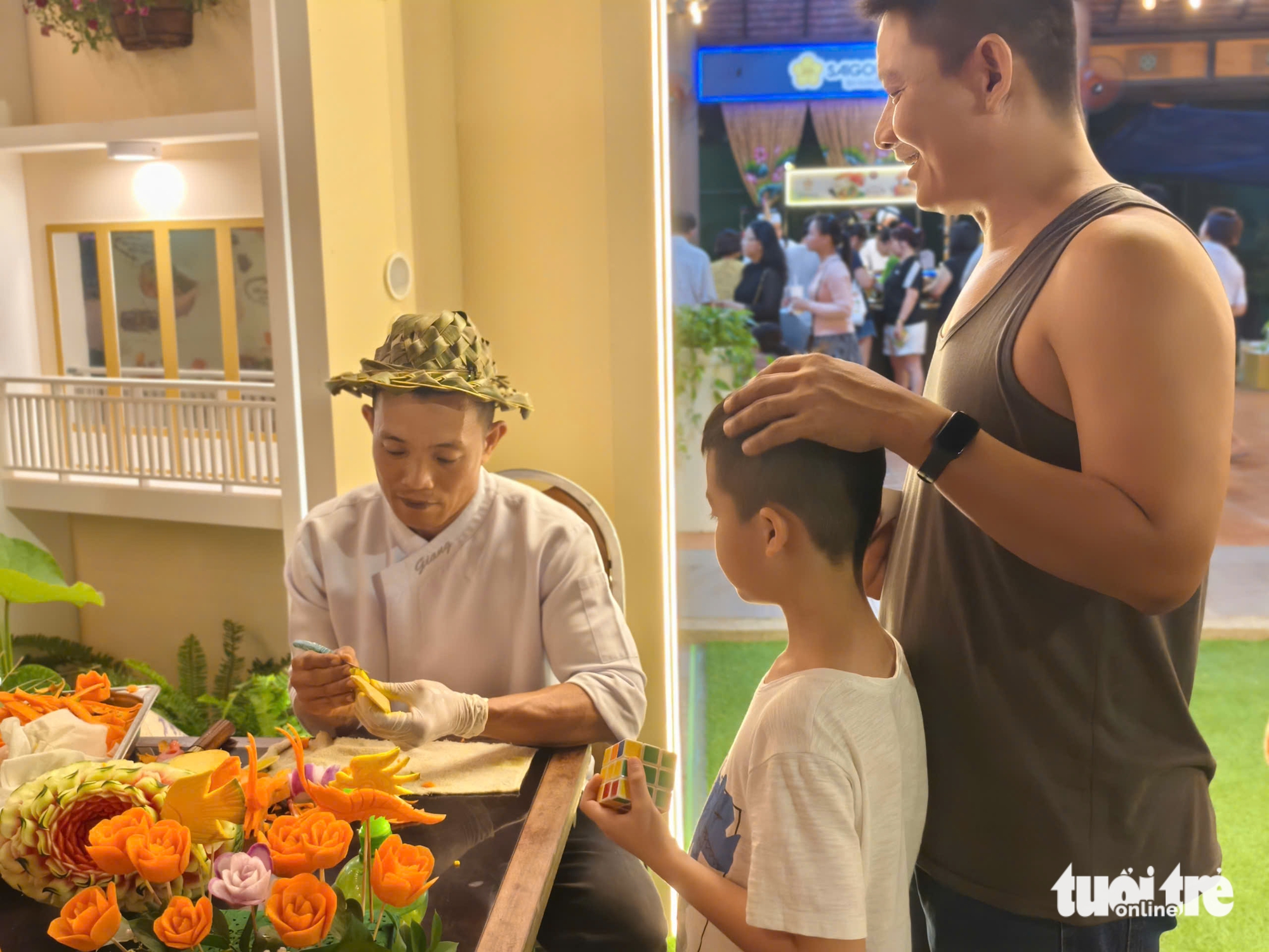 Người dân TP.HCM ùn ùn đổ về lễ hội ẩm thực Saigontourist Group 2025 - Ảnh 6.