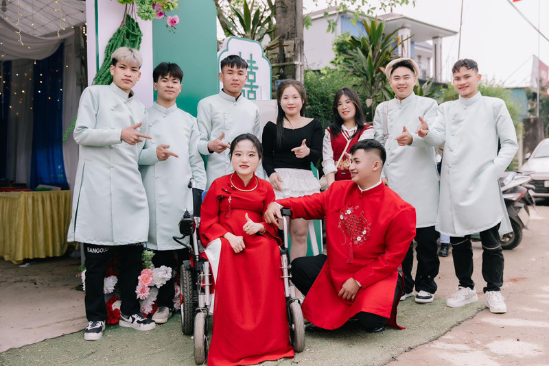 Chú rể Thanh Hóa đẩy xe đưa vợ vào hôn trường: 'Cuối cùng cũng đón được cô ấy' - Ảnh 3.
