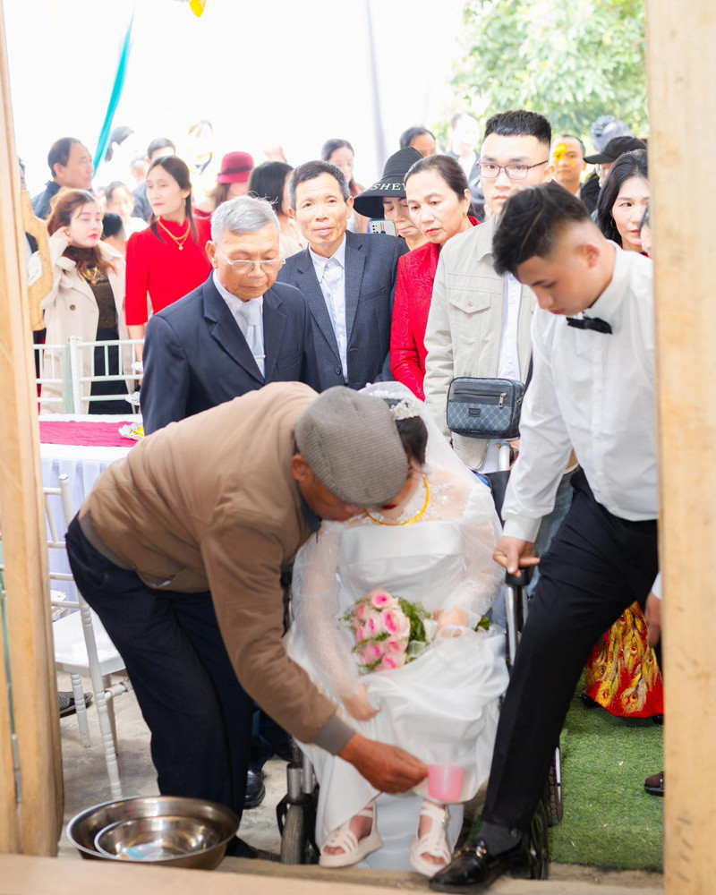 Chú rể Thanh Hóa đẩy xe đưa vợ vào hôn trường: 'Cuối cùng cũng đón được cô ấy' - Ảnh 6.