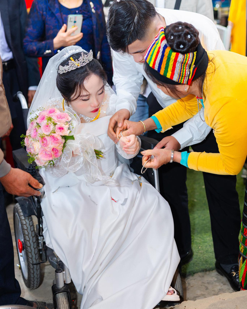 Chú rể Thanh Hóa đẩy xe đưa vợ vào hôn trường: 'Cuối cùng cũng đón được cô ấy' - Ảnh 7.