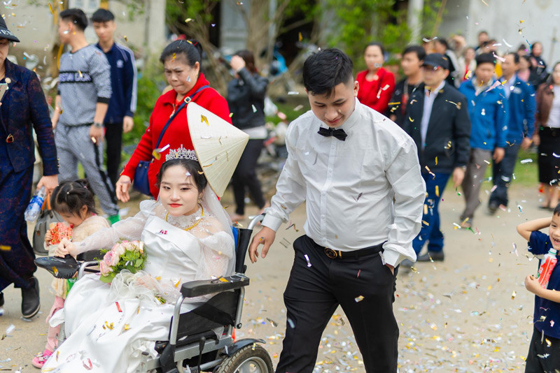 Chú rể Thanh Hóa đẩy xe đưa vợ vào hôn trường: 'Cuối cùng cũng đón được cô ấy' - Ảnh 9.