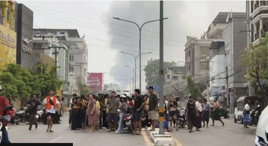 Hình ảnh sập cầu, nhà cửa đổ nát vì động đất ở thành phố lớn thứ 2 Myanmar - Ảnh 2. Hình ảnh sập cầu, nhà cửa đổ nát vì động đất ở thành phố lớn thứ 2 Myanmar - Ảnh 2.
