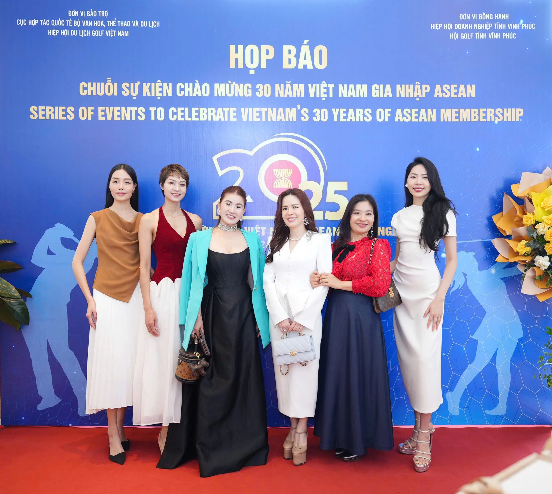 30 chiếc áo dài tặng các đại sứ, nhà ngoại giao thông qua giải đấu golf- Ảnh 6. 30 chiếc áo dài tặng các đại sứ, nhà ngoại giao thông qua giải đấu golf- Ảnh 6.