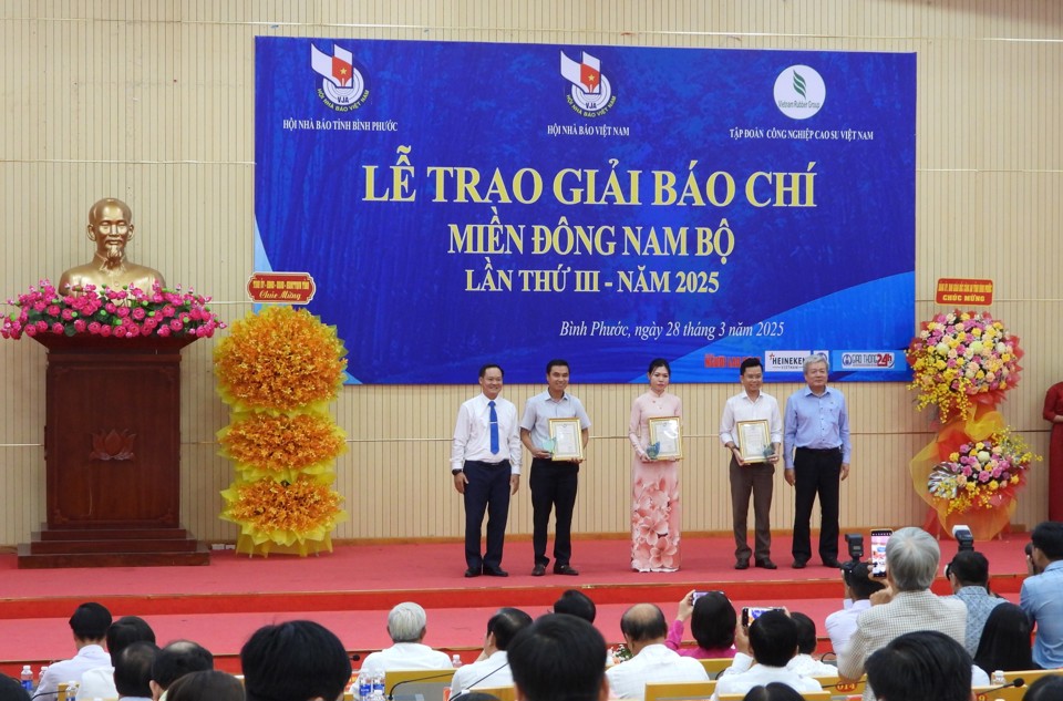 Các tác giả, nhóm tác giả đoạt Giải báo chí miền Đông Nam Bộ lần thứ III - năm 2025.