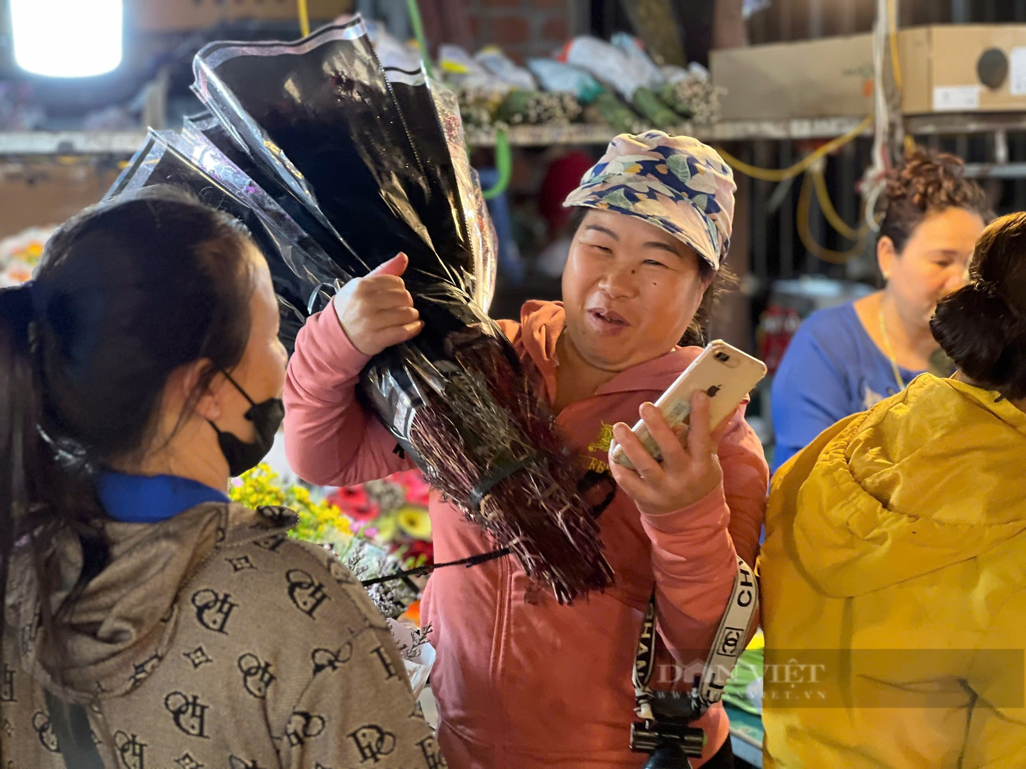 Giá hoa mùng 1 Âm lịch tăng nhẹ, người mua băn khoăn chọn hoa gì? - Ảnh 2.
