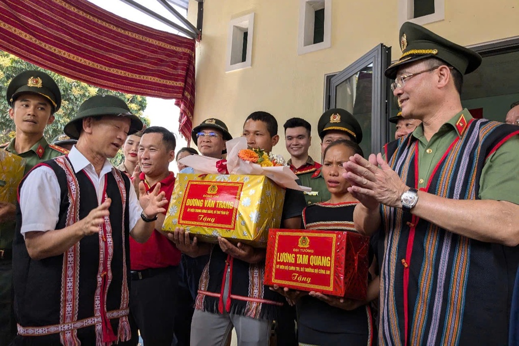 Bộ Công an hỗ trợ tỉnh Kon Tum 84 tỷ đồng để xóa nhà tạm - 2 Bộ Công an hỗ trợ tỉnh Kon Tum 84 tỷ đồng để xóa nhà tạm - 2