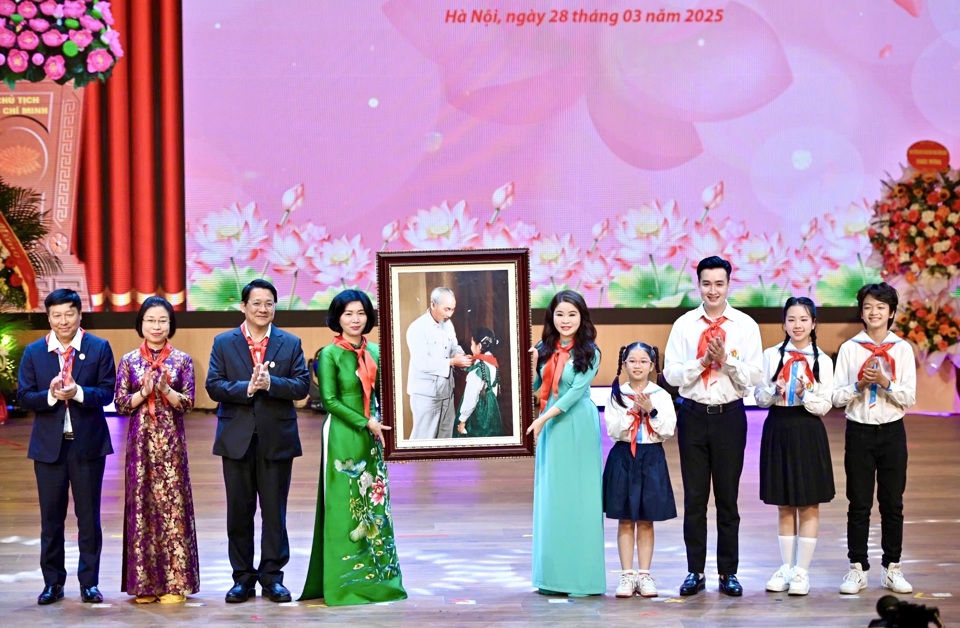Lãnh đạo TP Hà Nội trao bức tranh Bác Hồ tặng thiếu nhi Thủ đô - Ảnh: Mạnh Phạm