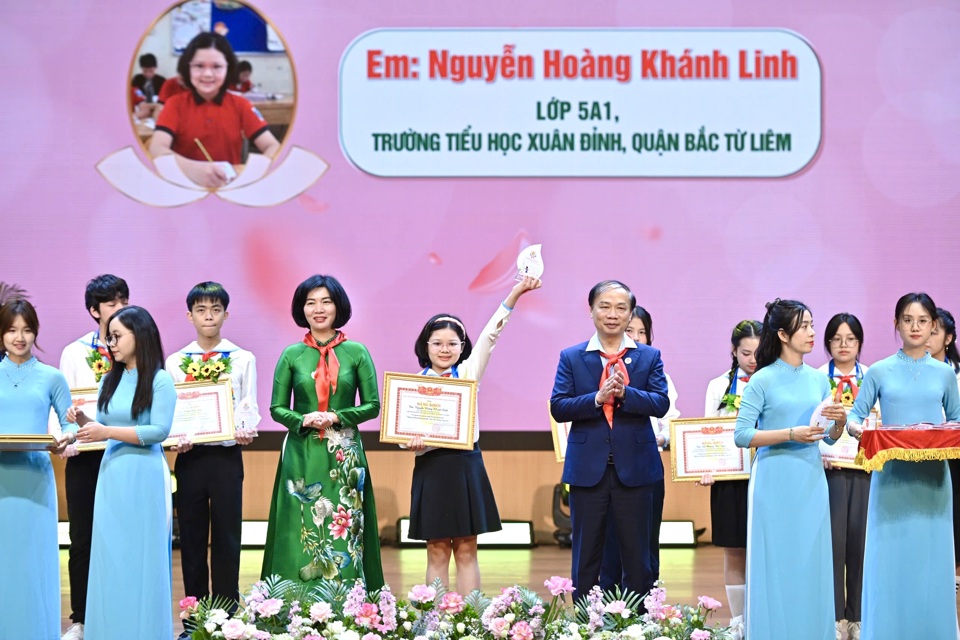 Phó Trưởng ban Thường trực Ban Tuyên giáo và Dân vận Trung ương Phạm Tất Thắng, Phó Chủ tịch Thường trực HĐND TP Hà Nội Phùng Thị Hồng Hà trao khen thưởng thiếu nhi có thành tích xuất sắc tiêu biểu - Ảnh: Mạnh Phạm