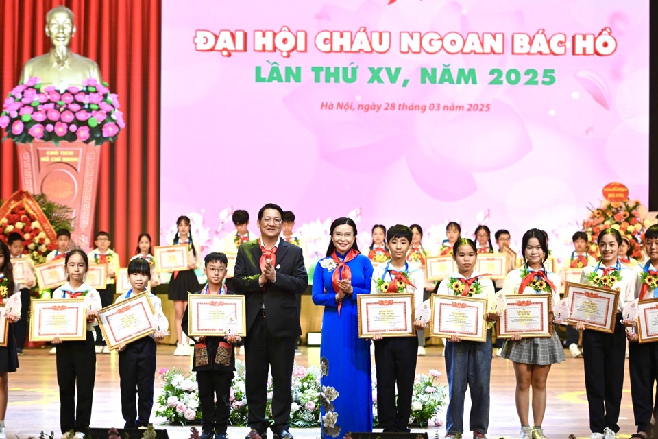 Bí thư Trung ương Đoàn, Chủ tịch Hội đồng Đội Trung ương Nguyễn Phạm Duy Trang, Phó Trưởng ban Tuyên giáo và Dân vận Thành ủy Hà Nội Vũ Hà trao khen thưởng thiếu nhi có thành tích xuất sắc tiêu biểu - Ảnh: Mạnh Phạm