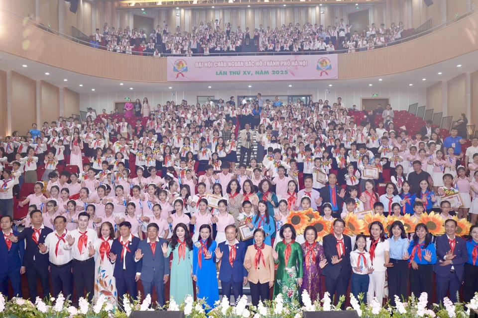Các đại biểu cùng chụp ảnh lưu niệm với đại diện đội viên, thiếu niên, nhi đồng Thủ đô