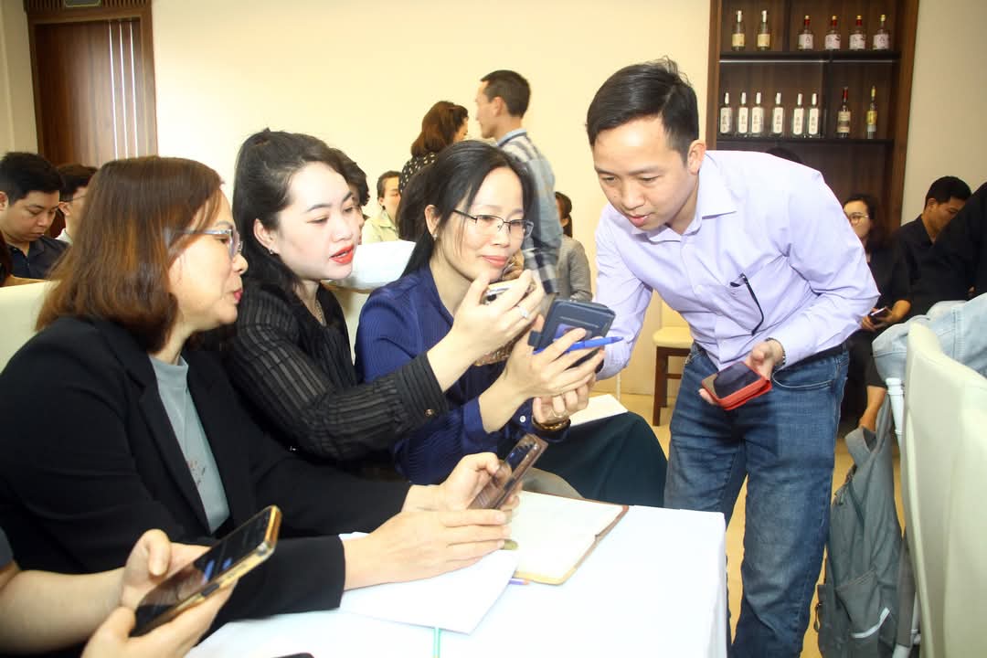 Gần 200 HTX, doanh nghiệp tại Thái Nguyên được tập huấn ứng dụng trí tuệ nhân tạo AI- Ảnh 2. Gần 200 HTX, doanh nghiệp tại Thái Nguyên được tập huấn ứng dụng trí tuệ nhân tạo AI- Ảnh 2.