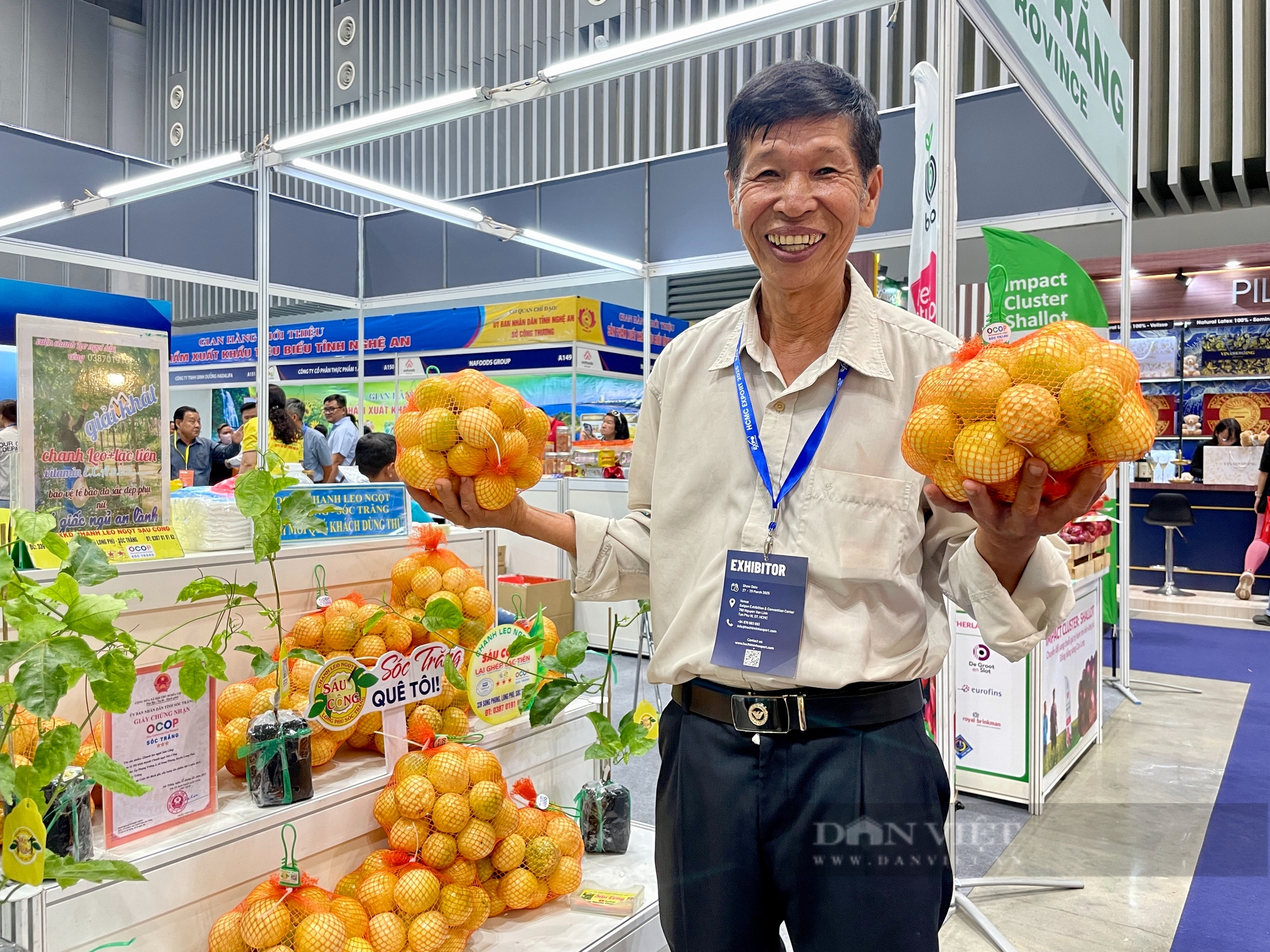Nông dân mang đặc sản quê mình đến TP.HCM, bán được nhiều cho khách quốc tế - Ảnh 2.