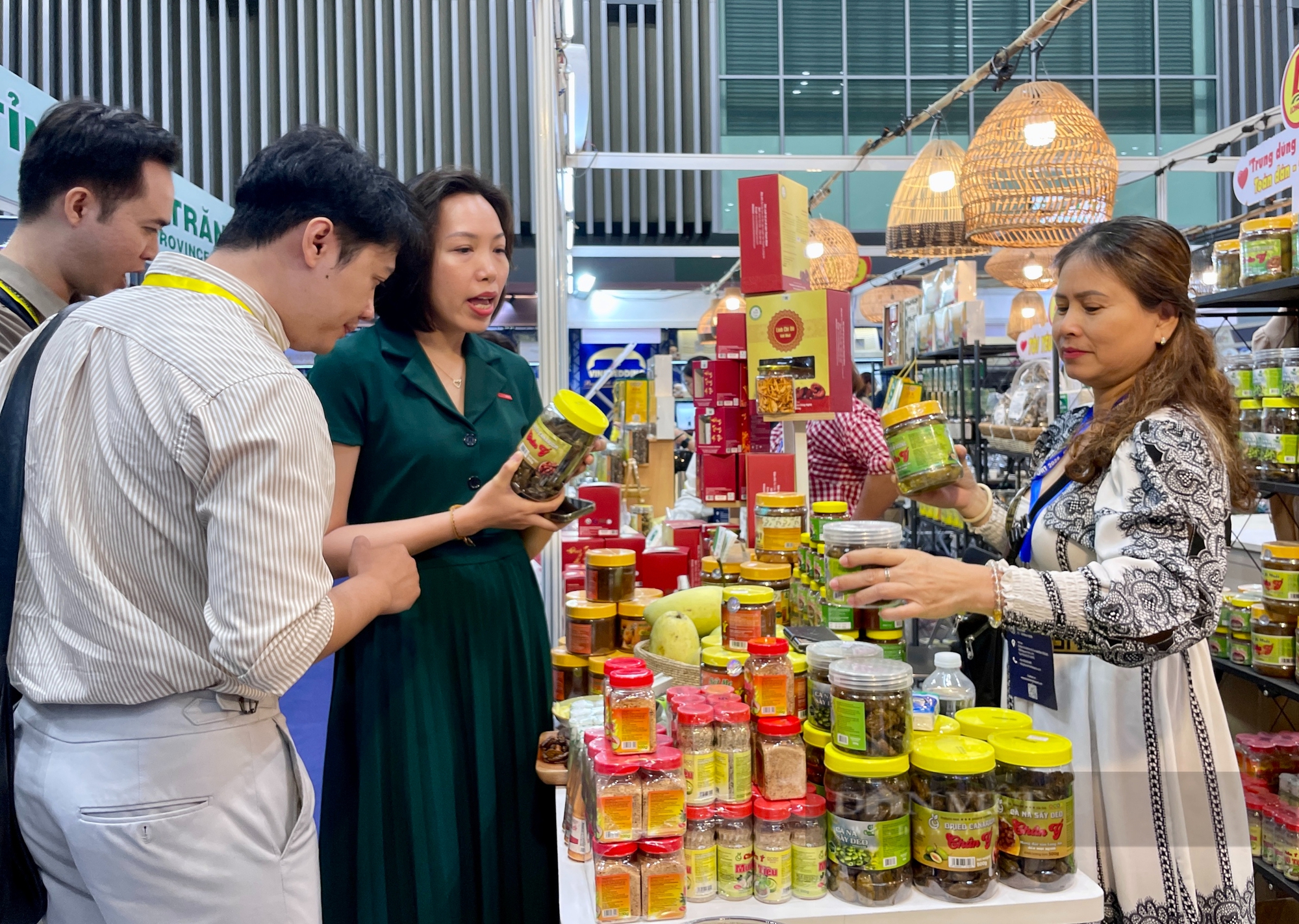 Nông dân mang đặc sản quê mình đến TP.HCM, bán được nhiều cho khách quốc tế - Ảnh 5.