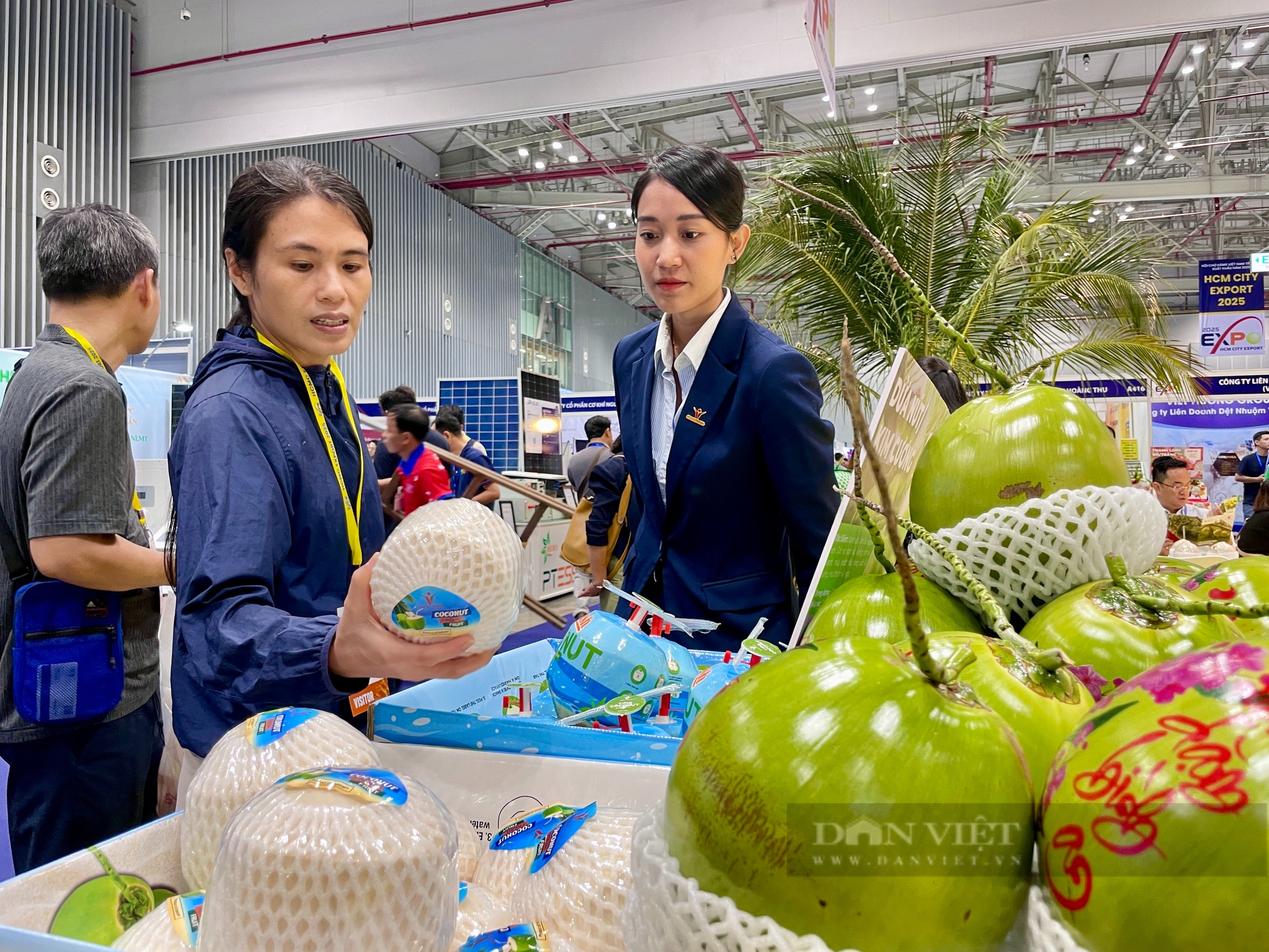 Nông dân mang đặc sản quê mình đến TP.HCM, bán được nhiều cho khách quốc tế - Ảnh 6.